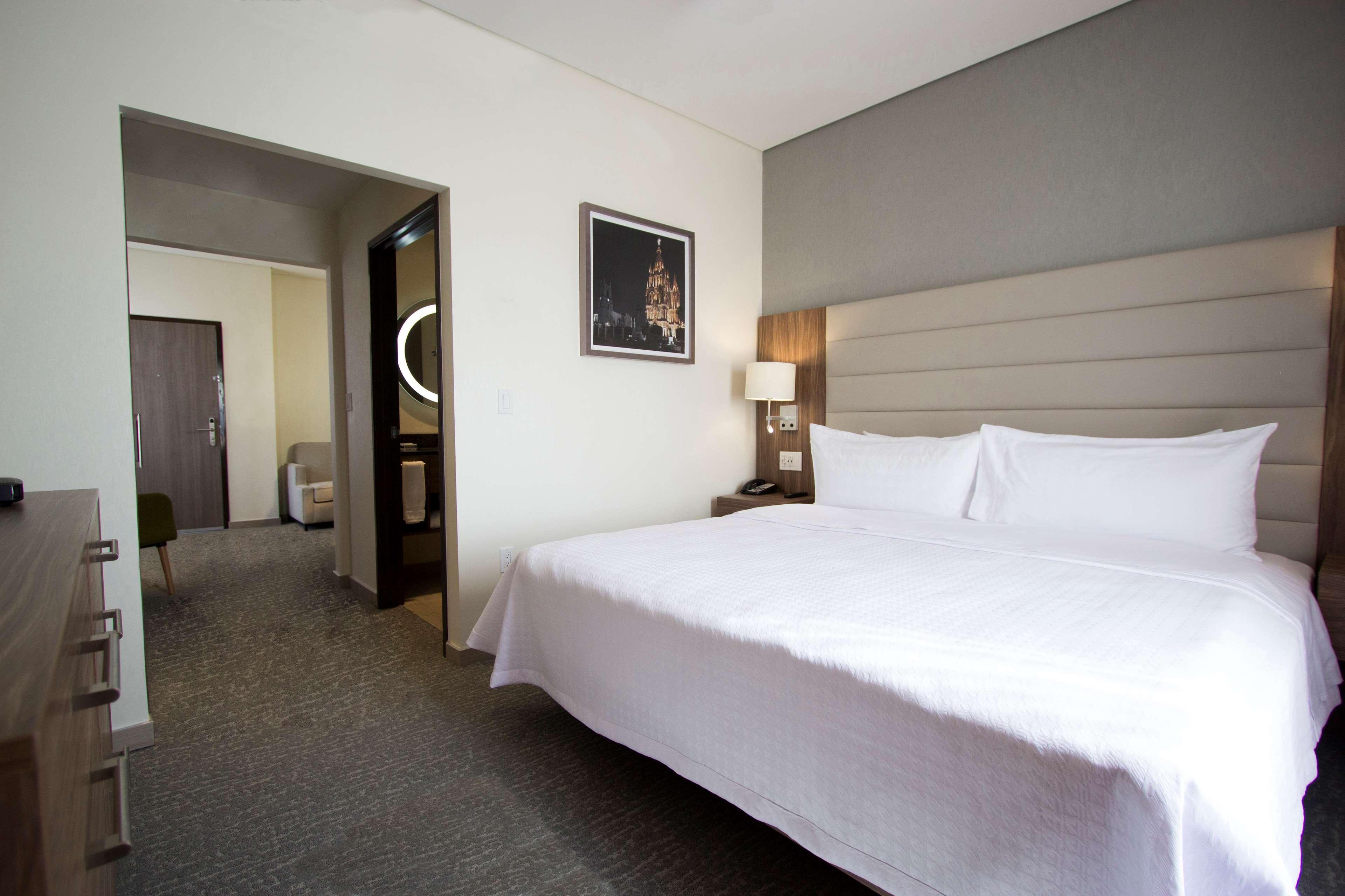 Fiesta Inn Suites Aeropuerto Del Bajio Silao Eksteriør billede