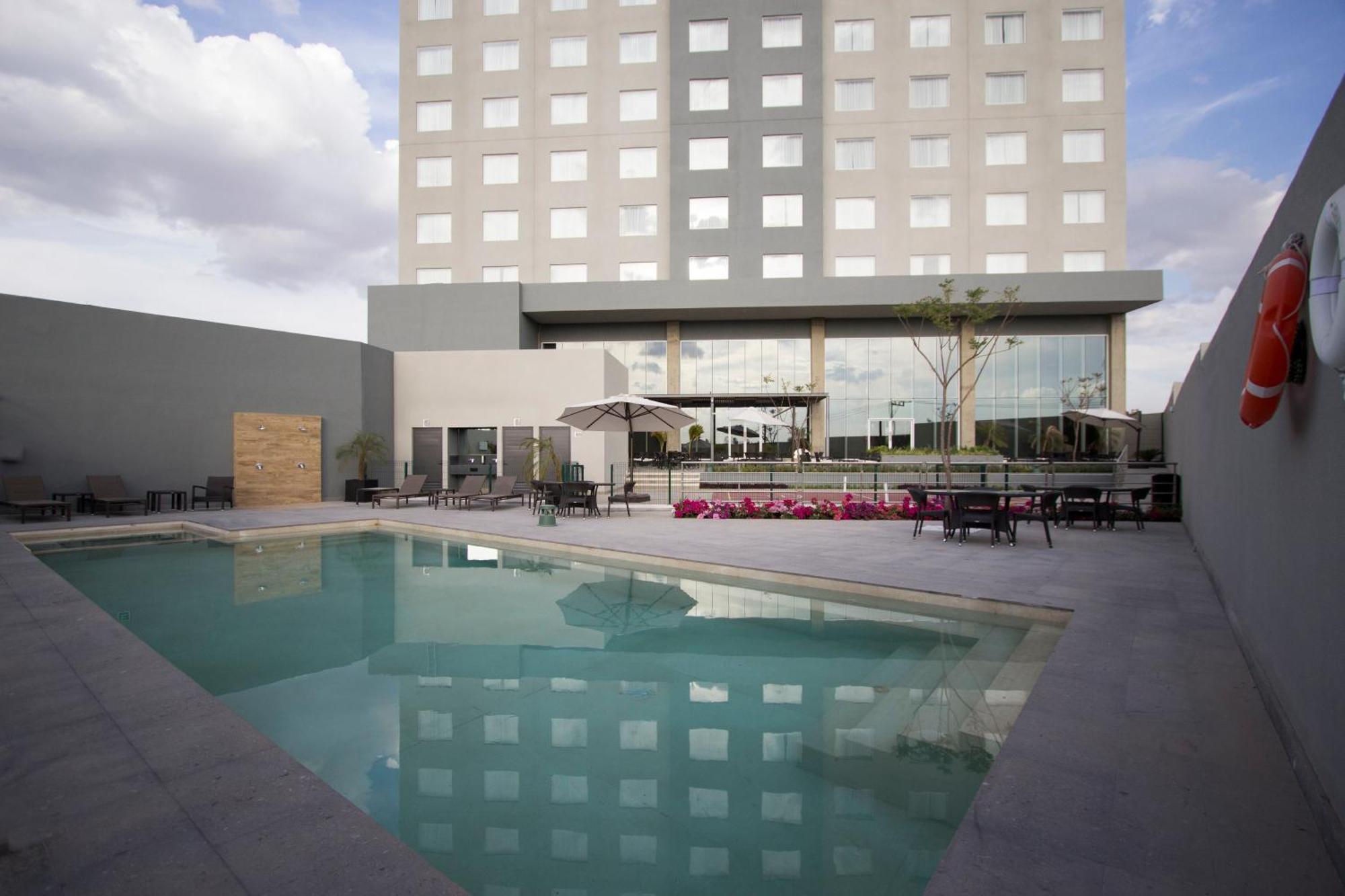 Fiesta Inn Suites Aeropuerto Del Bajio Silao Eksteriør billede