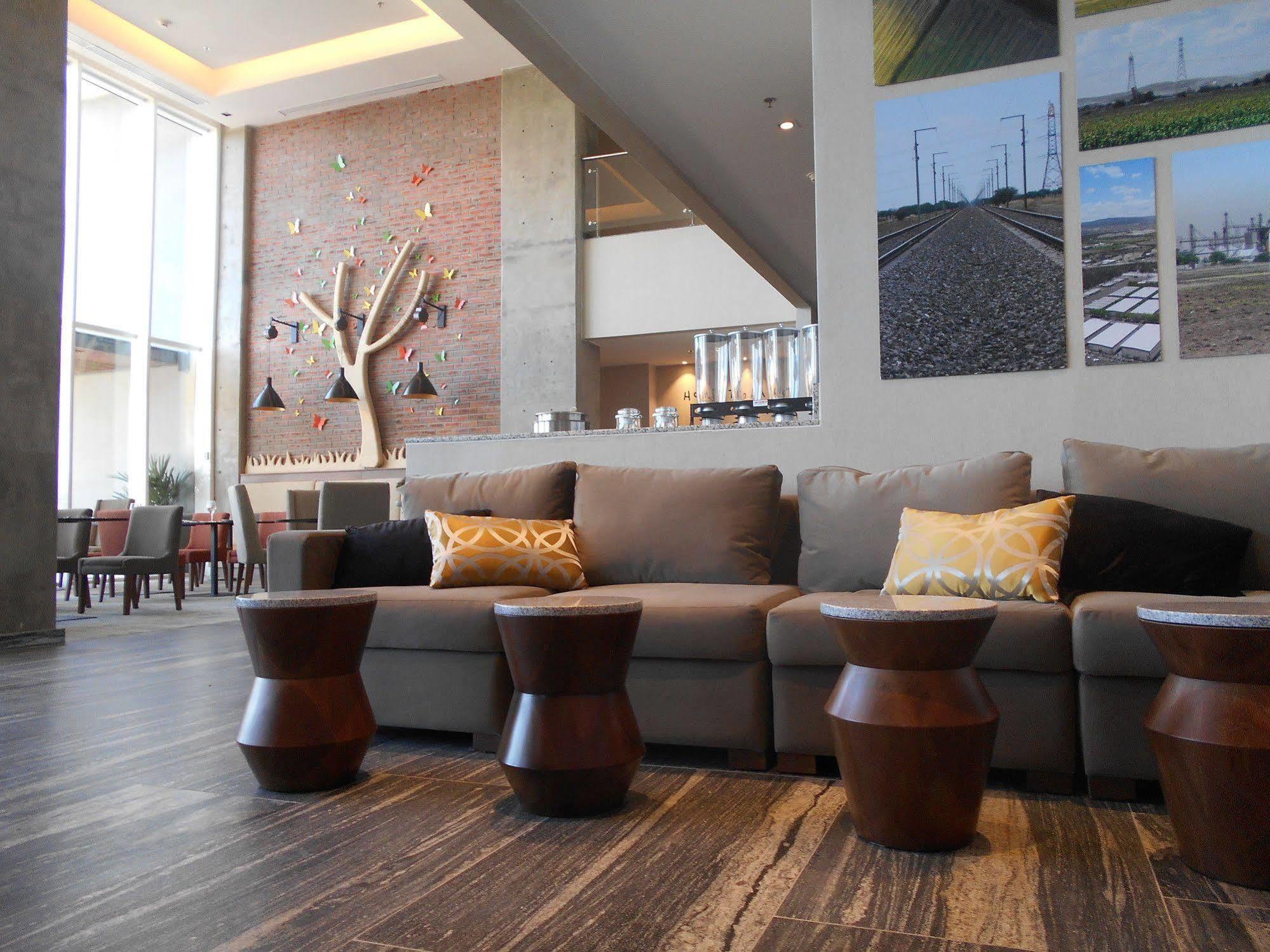 Fiesta Inn Suites Aeropuerto Del Bajio Silao Eksteriør billede